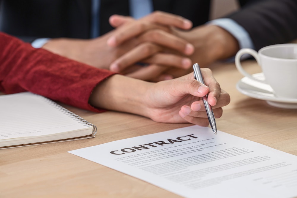 Naviguer dans le labyrinthe juridique : Comprendre les implications juridiques des contrats de travail