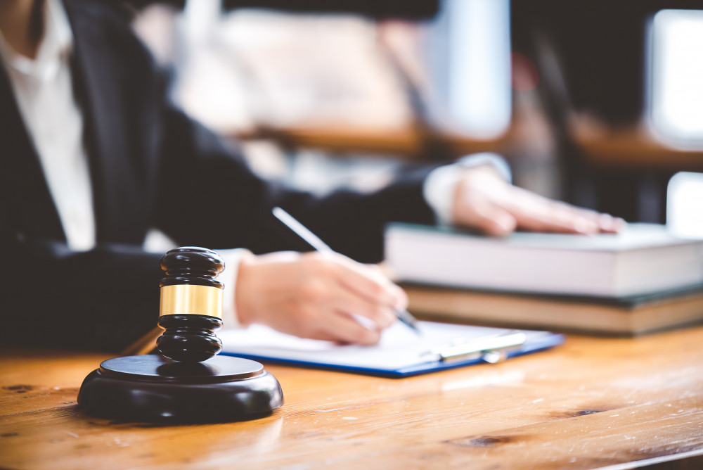 Le choix crucial entre cabinet juridique et avocat individuel : conseils et enjeux