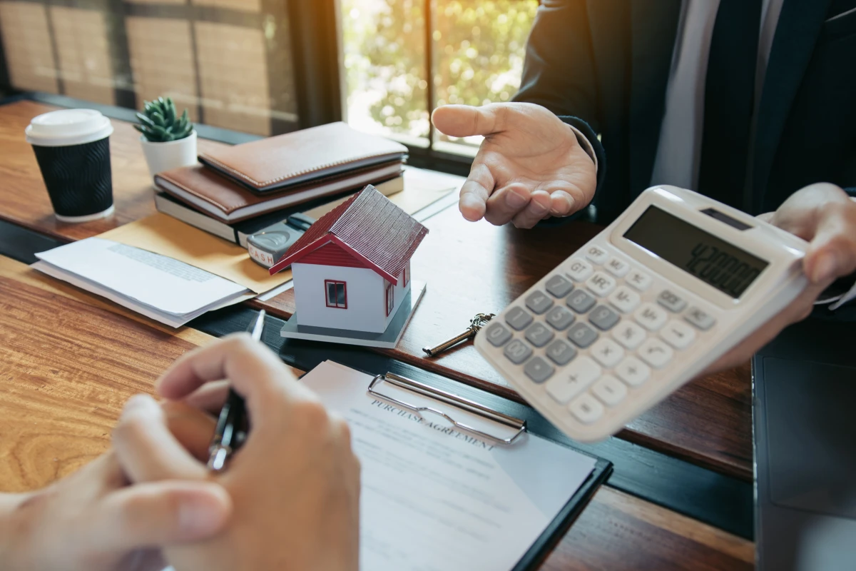 Les obligations des assureurs en matière de réévaluation des primes : un enjeu majeur pour les assurés