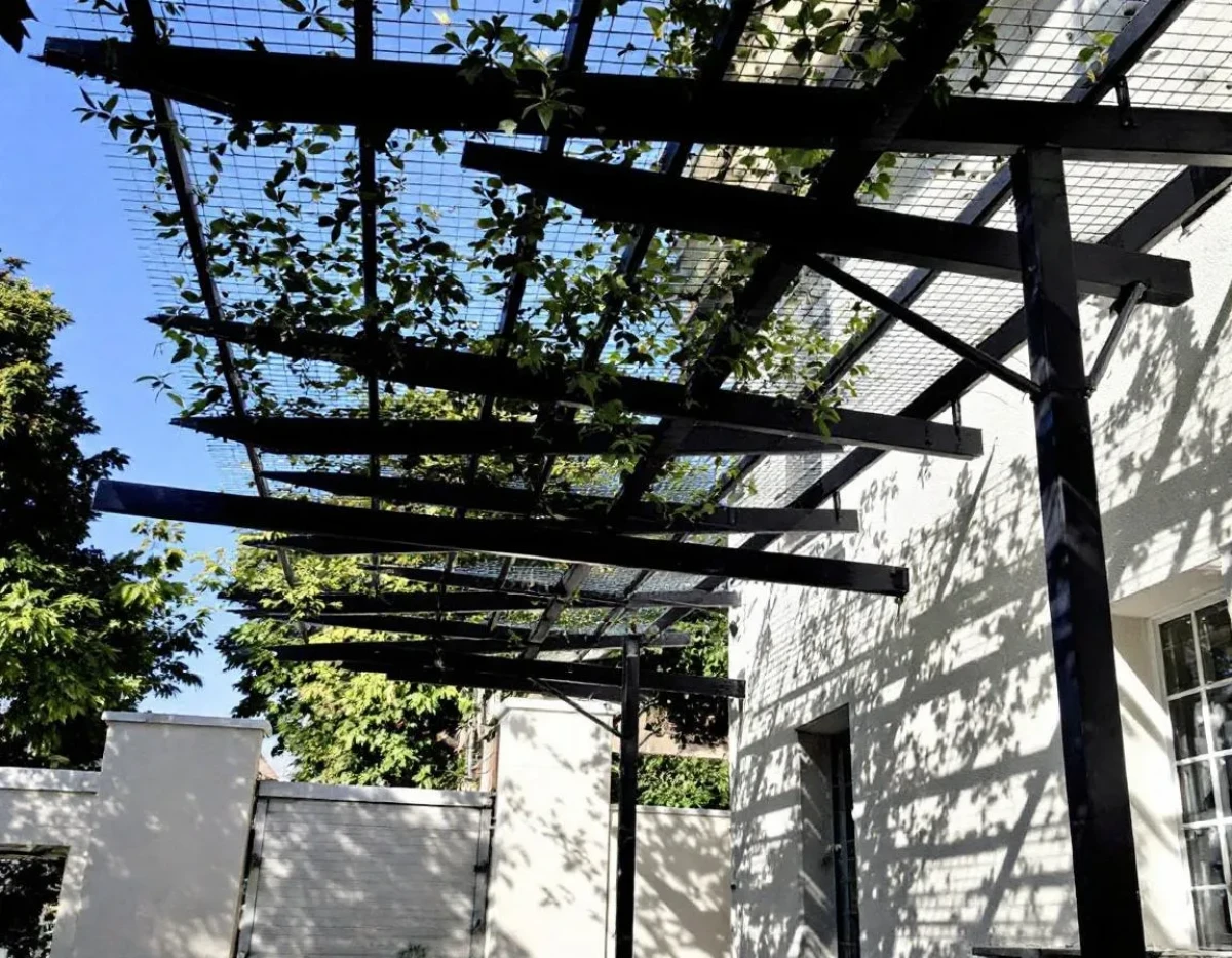 Les pergolas face aux pouvoirs de la police municipale : enjeux juridiques et réglementaires